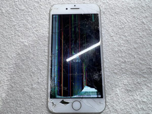 落として液晶にまでダメージが入ったiPhone8（アイフォン）の画面修理を行いました！